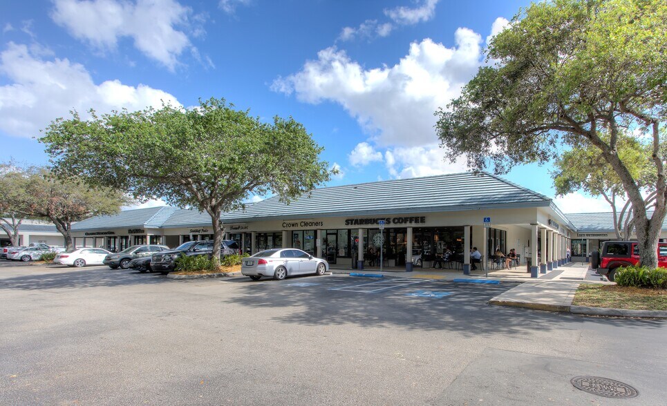 8000-8040 NW 154th St, Miami Lakes, FL à louer - Photo du bâtiment - Image 3 de 4