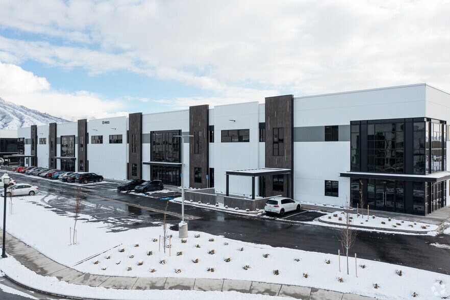 12128 S Lone Peak Pky, Draper, UT à louer - Photo du bâtiment - Image 3 de 7