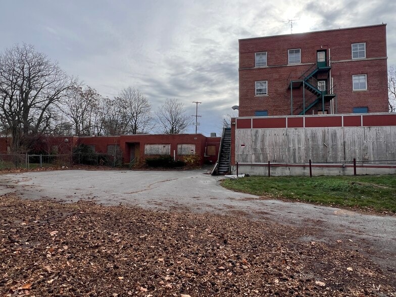 120 N Locust St, Adrian, MI à vendre - Photo du bâtiment - Image 3 de 4