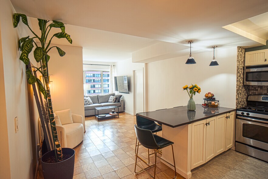 354-370 E 76th St, New York, NY à vendre - Photo du bâtiment - Image 1 de 18