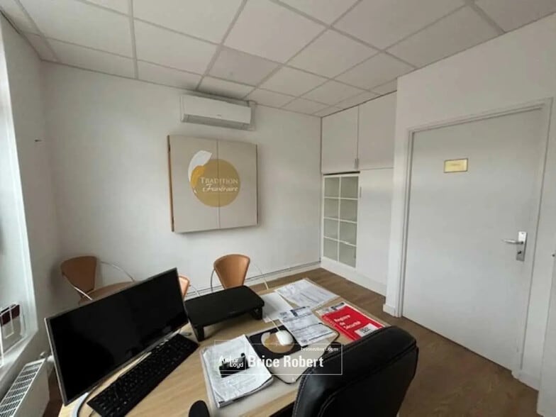 Office in Lyon for lease - Building Photo - Image 3 of 7