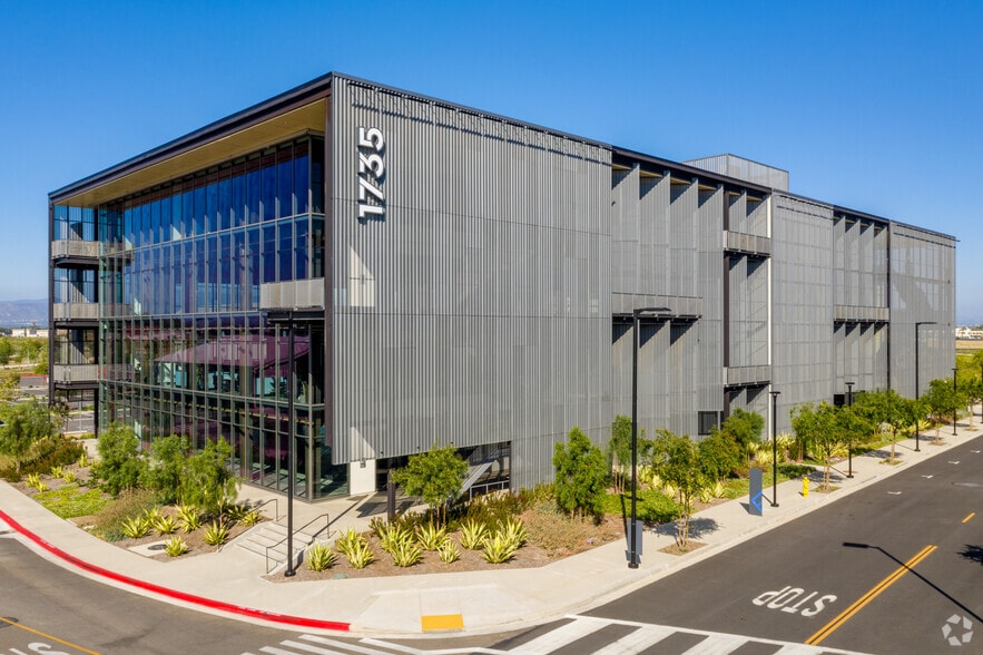 1735 Flight Way, Tustin, CA for lease - Primary Photo - Image 1 of 7