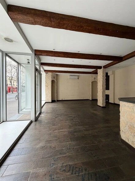 Retail in Paris for lease - Interior Photo - Image 1 of 3