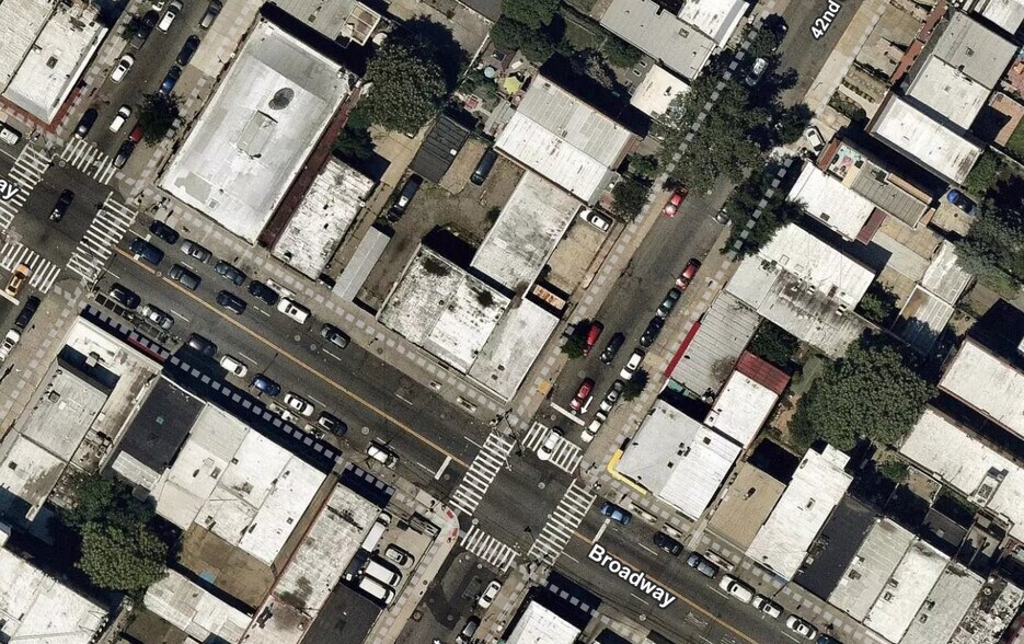 41-17 Broadway, Astoria, NY à vendre - Photo du bâtiment - Image 3 de 3