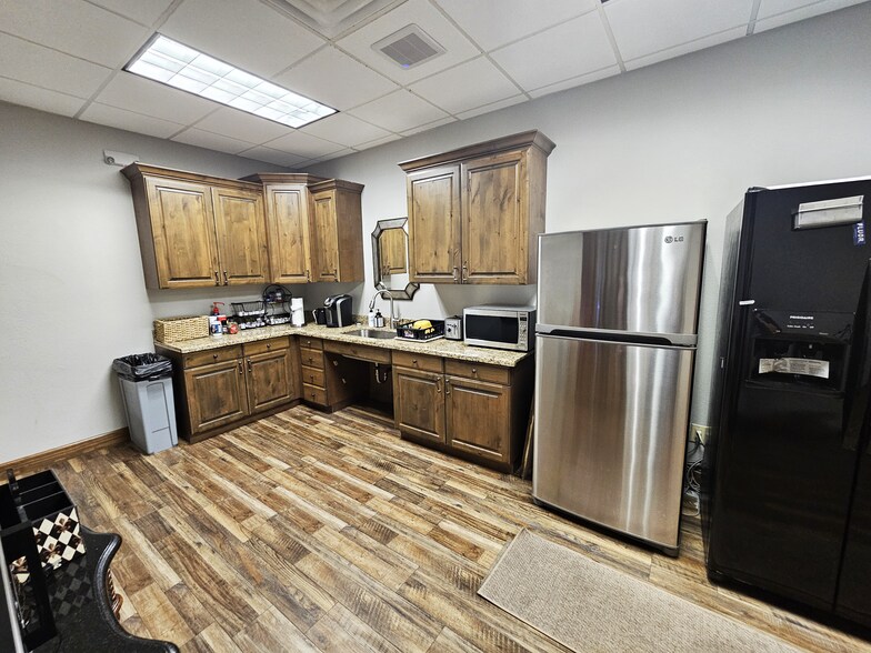 16920 Park Row, Houston, TX à louer - Photo du bâtiment - Image 3 de 10
