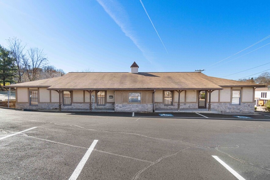 13049 Frankstown Rd, Pittsburgh, PA for lease - Primary Photo - Image 1 of 24