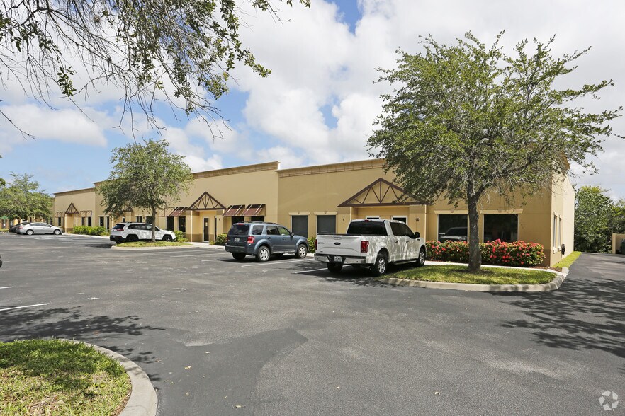 1045 Collier Center Way, Naples, FL à louer - Photo principale - Image 1 de 29