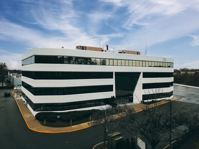 255 Executive Dr, Plainview, NY à louer - Photo du bâtiment - Image 3 de 20