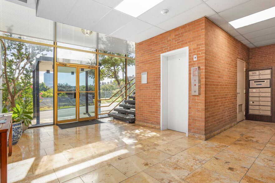 910 Collier St, Fort Worth, TX à louer - Photo du bâtiment - Image 3 de 36