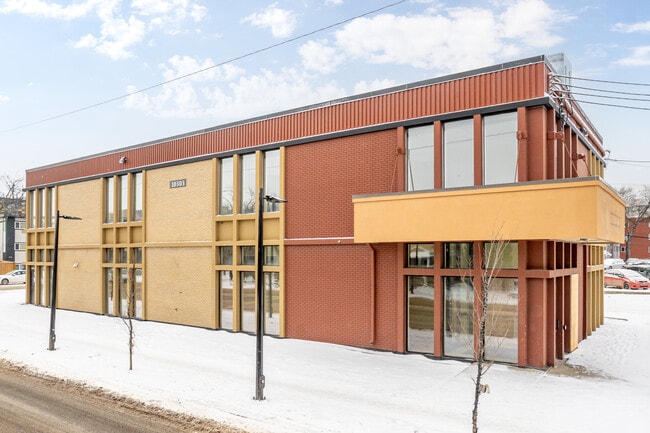 Plus de détails pour 10303 107th Ave NW, Edmonton, AB - Bureau/Commerce de détail à louer