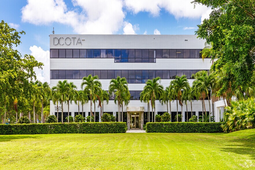 1815 Griffin Rd, Dania Beach, FL à louer - Photo du bâtiment - Image 3 de 10