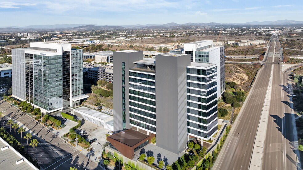 4747 Executive Dr, San Diego, CA à louer - Photo du bâtiment - Image 2 de 7