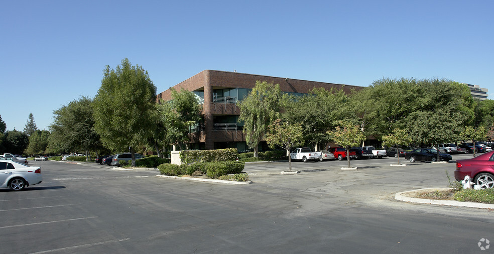 5001 E Commercenter Dr, Bakersfield, CA à louer - Photo du b timent - Image 3 de 7