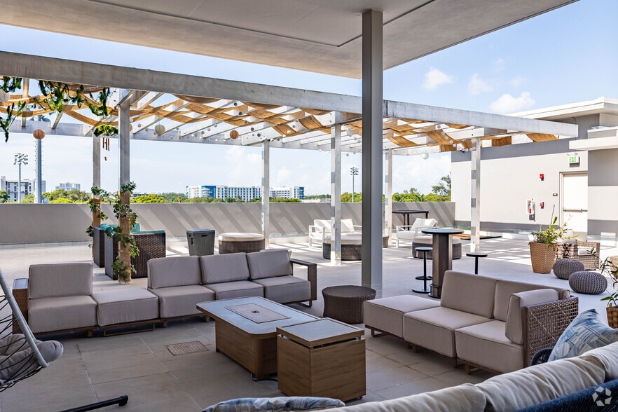 2479 Northeast 192 Street, Miami, FL for sale - Building Photo - Image 3 of 23