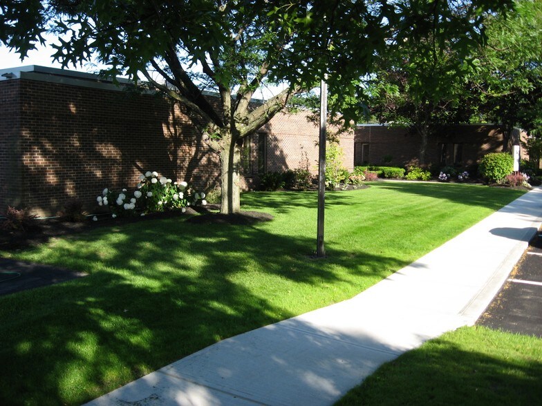 17 Computer Dr W, Albany, NY à louer - Photo du bâtiment - Image 3 de 12