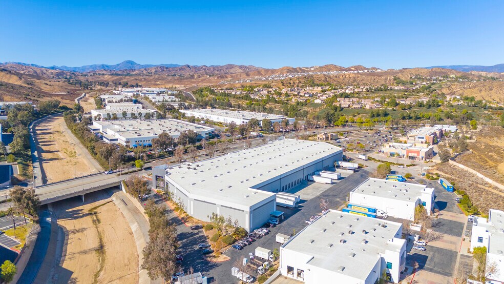 29120 Commerce Center Dr, Valencia, CA à louer - Photo du bâtiment - Image 3 de 9