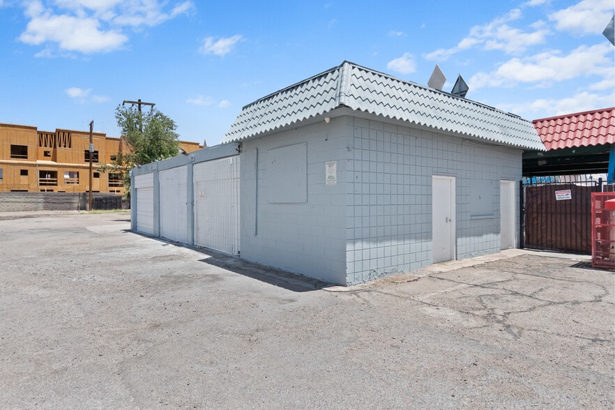 1961 E Charleston Blvd, Las Vegas, NV à louer - Photo du bâtiment - Image 2 de 16