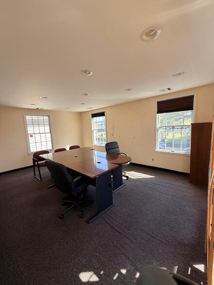 27-33 Plandome Rd, Manhasset, NY à louer - Photo du bâtiment - Image 3 de 7