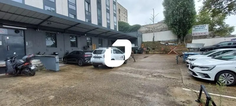 Flex in Saint-Denis for lease - Building Photo - Image 1 of 13