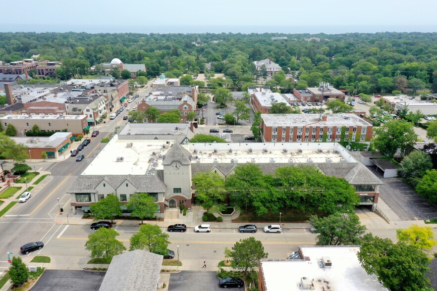 225 E Deerpath, Lake Forest, IL à louer - Photo du bâtiment - Image 3 de 8