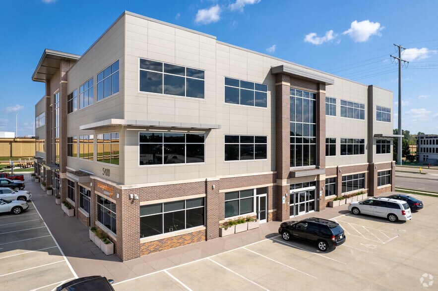 5400 King James Way, Fitchburg, WI à louer - Photo du bâtiment - Image 2 de 11