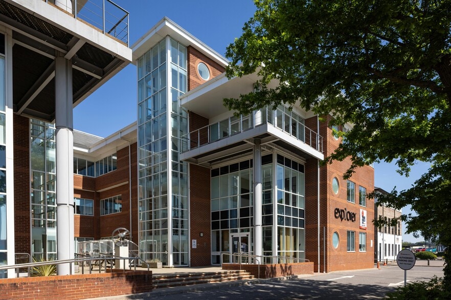 Fleming Way, Crawley for lease - Building Photo - Image 2 of 24