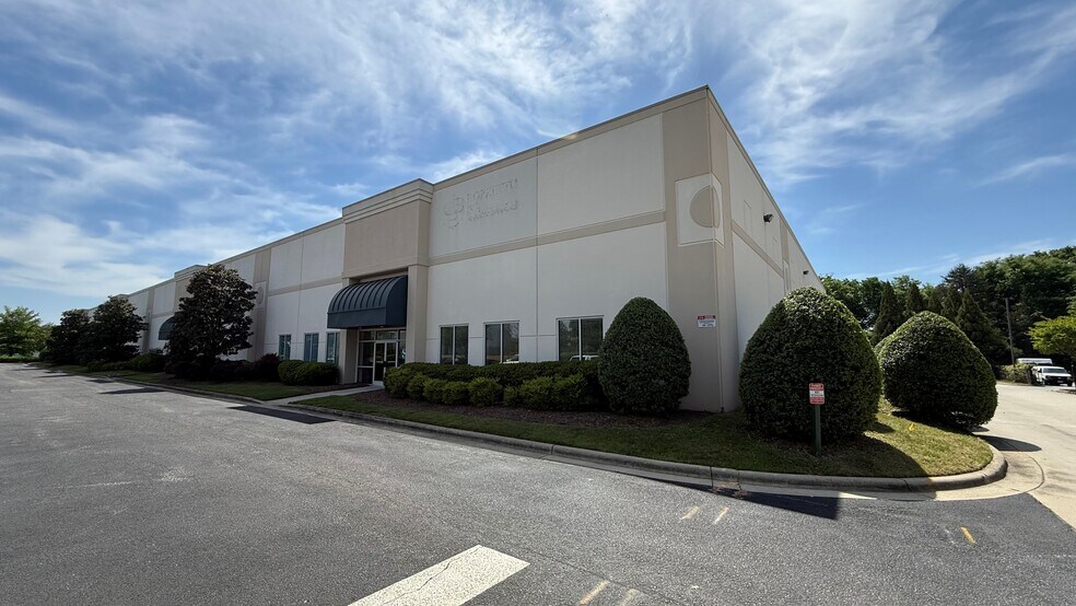 214 E JJ Dr, Greensboro, NC à louer - Photo du bâtiment - Image 2 de 9
