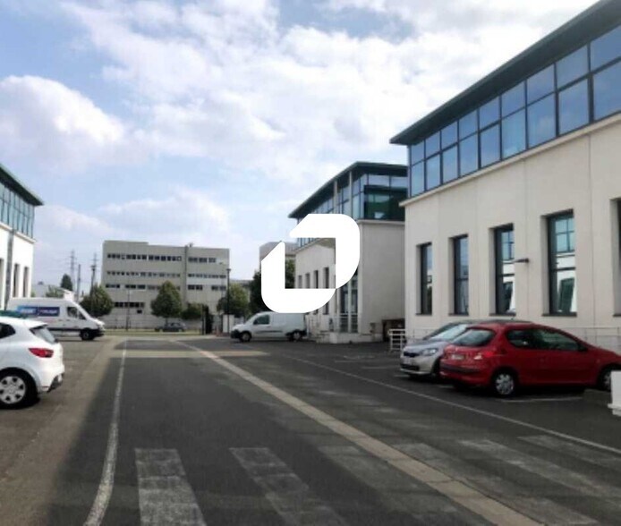 Bureau dans Villeneuve-la-Garenne à louer - Photo du bâtiment - Image 3 de 7