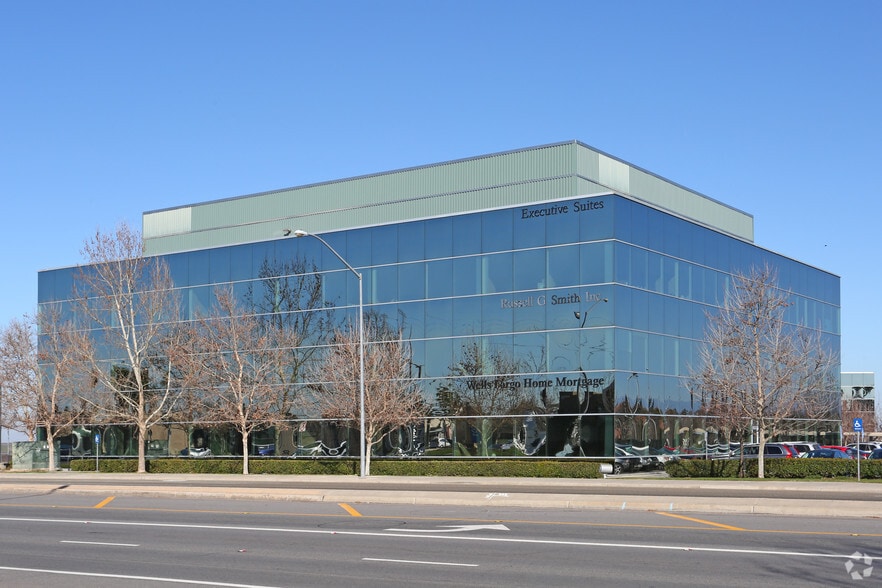 8050 N Palm Ave, Fresno, CA à louer - Photo du bâtiment - Image 3 de 8
