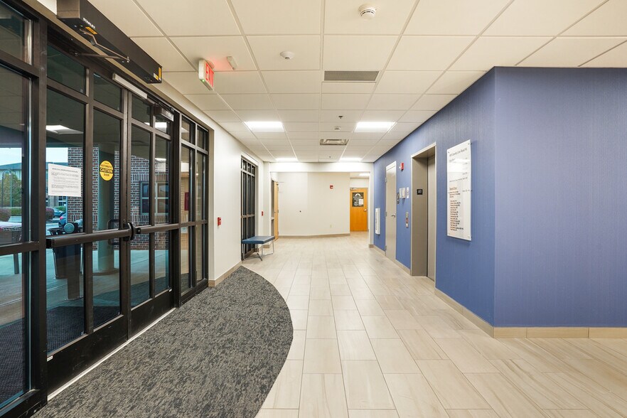 484 County Line Rd W, Westerville, OH à louer - Photo intérieure - Image 2 de 24