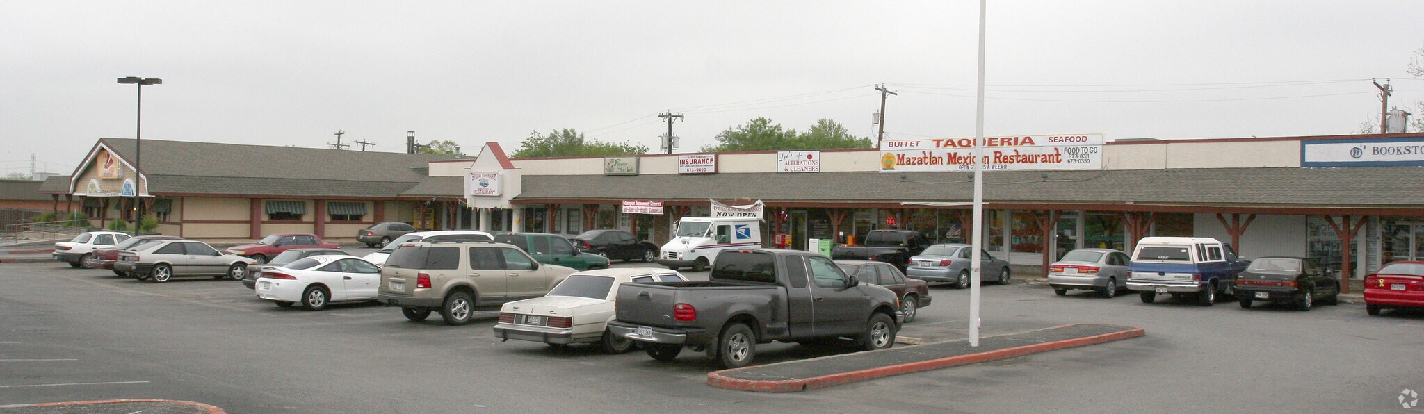 6912-6938 W Military Dr, San Antonio, TX à louer Photo du bâtiment- Image 1 de 2