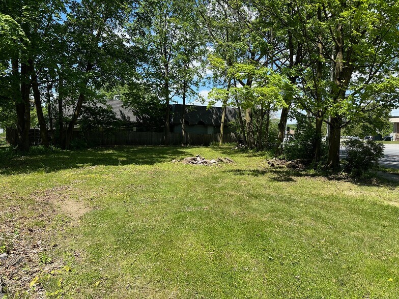 147 South St, Glens Falls, NY à vendre - Photo du bâtiment - Image 2 de 8