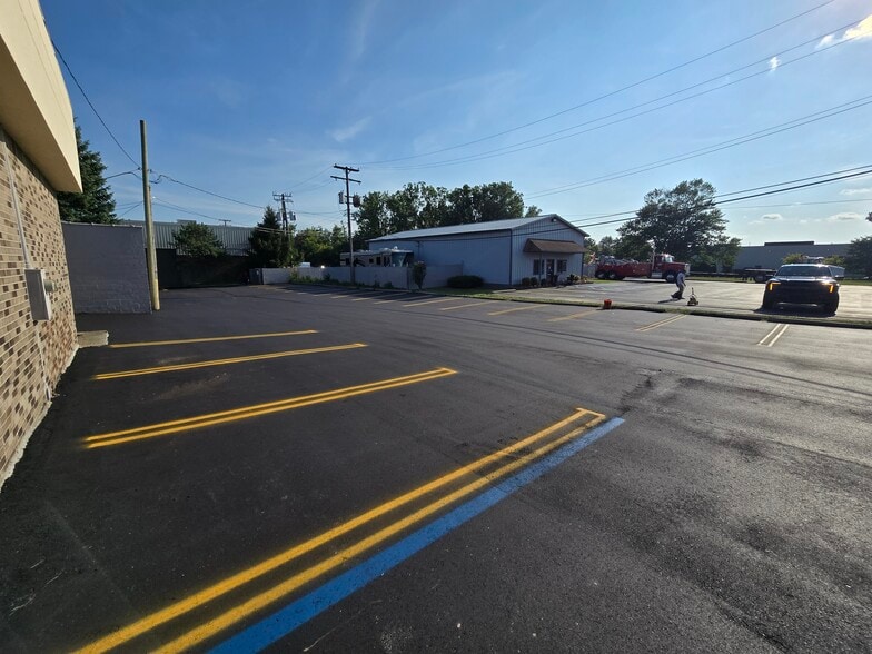 1989 N Opdyke Rd, Auburn Hills, MI for sale - Building Photo - Image 2 of 65