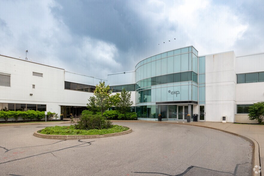 Bureau dans Brampton, ON à vendre - Photo principale - Image 1 de 1