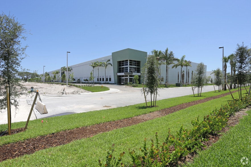 400 Hillsboro Technology Dr, Deerfield Beach, FL for lease - Building Photo - Image 3 of 10