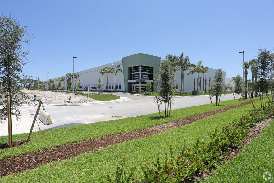 400 Hillsboro Technology Dr, Deerfield Beach, FL à louer - Photo du bâtiment - Image 3 de 10