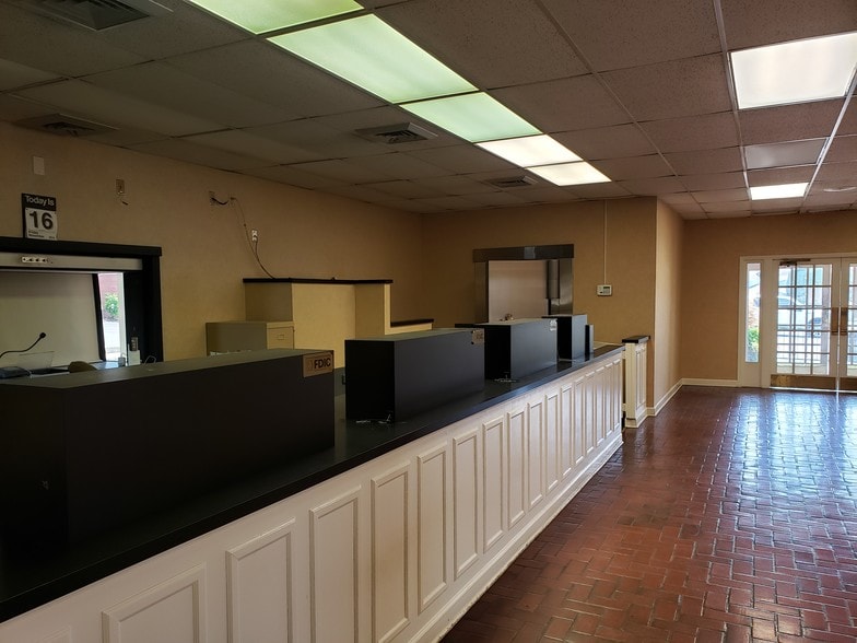 201 Monroe St, Carthage, NC for lease - Interior Photo - Image 2 of 11