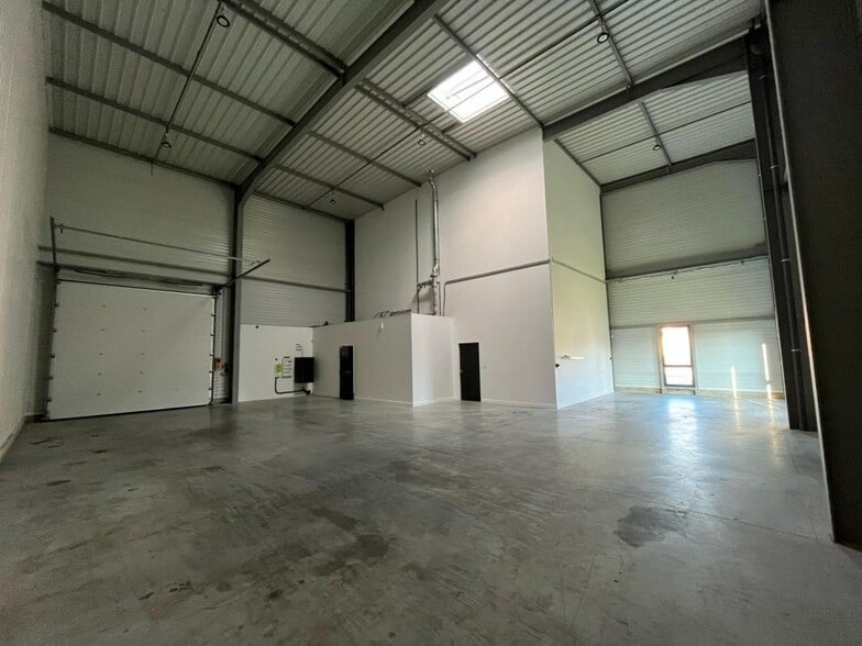 Flex in Neuville-sur-Saône for lease - Building Photo - Image 2 of 12