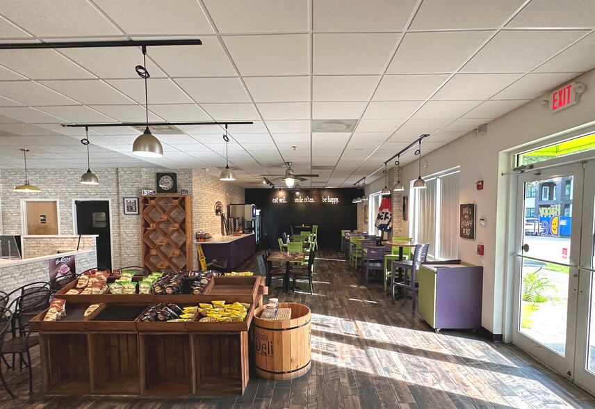 424 Luna Bella Ln, New Smyrna Beach, FL for sale - Interior Photo - Image 2 of 16