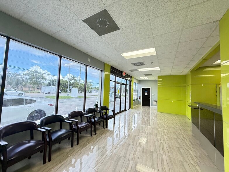 2950 W Griffin Rd, Fort Lauderdale, FL à louer - Hall d’entrée - Image 2 de 22