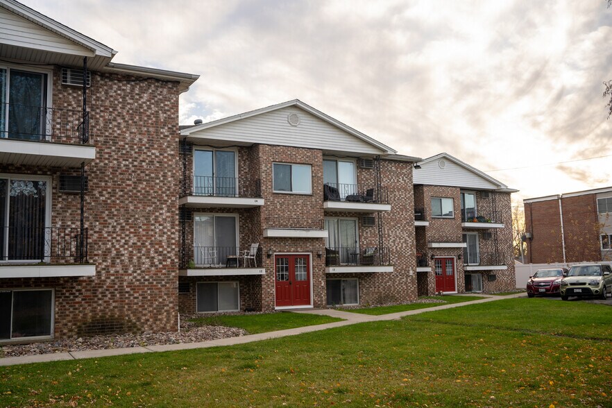 9901 Niagara Falls Blvd, Niagara Falls, NY à vendre - Photo du bâtiment - Image 2 de 20