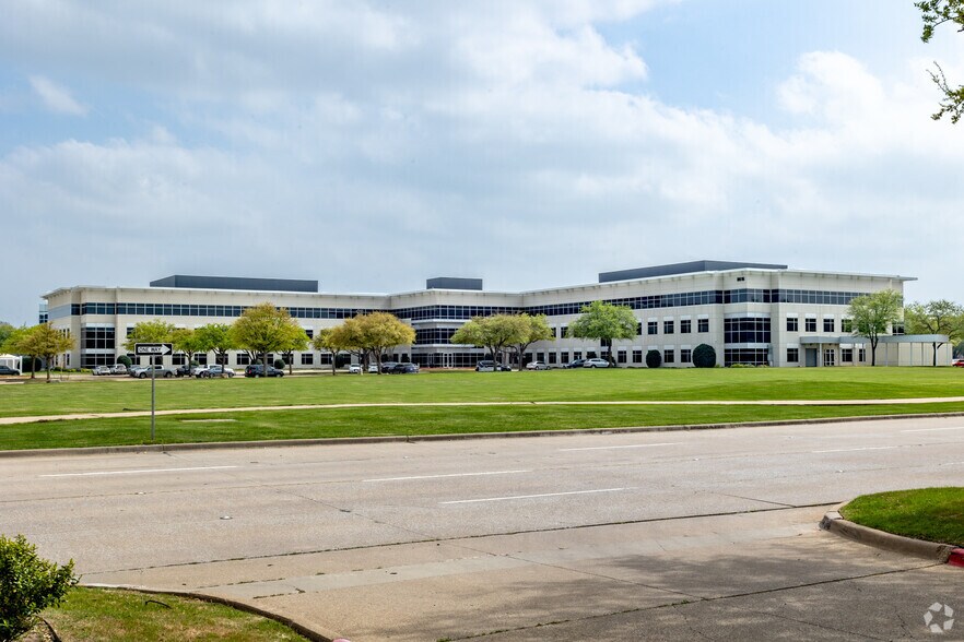 8616 Freeport Pky, Irving, TX à louer - Photo du bâtiment - Image 1 de 23