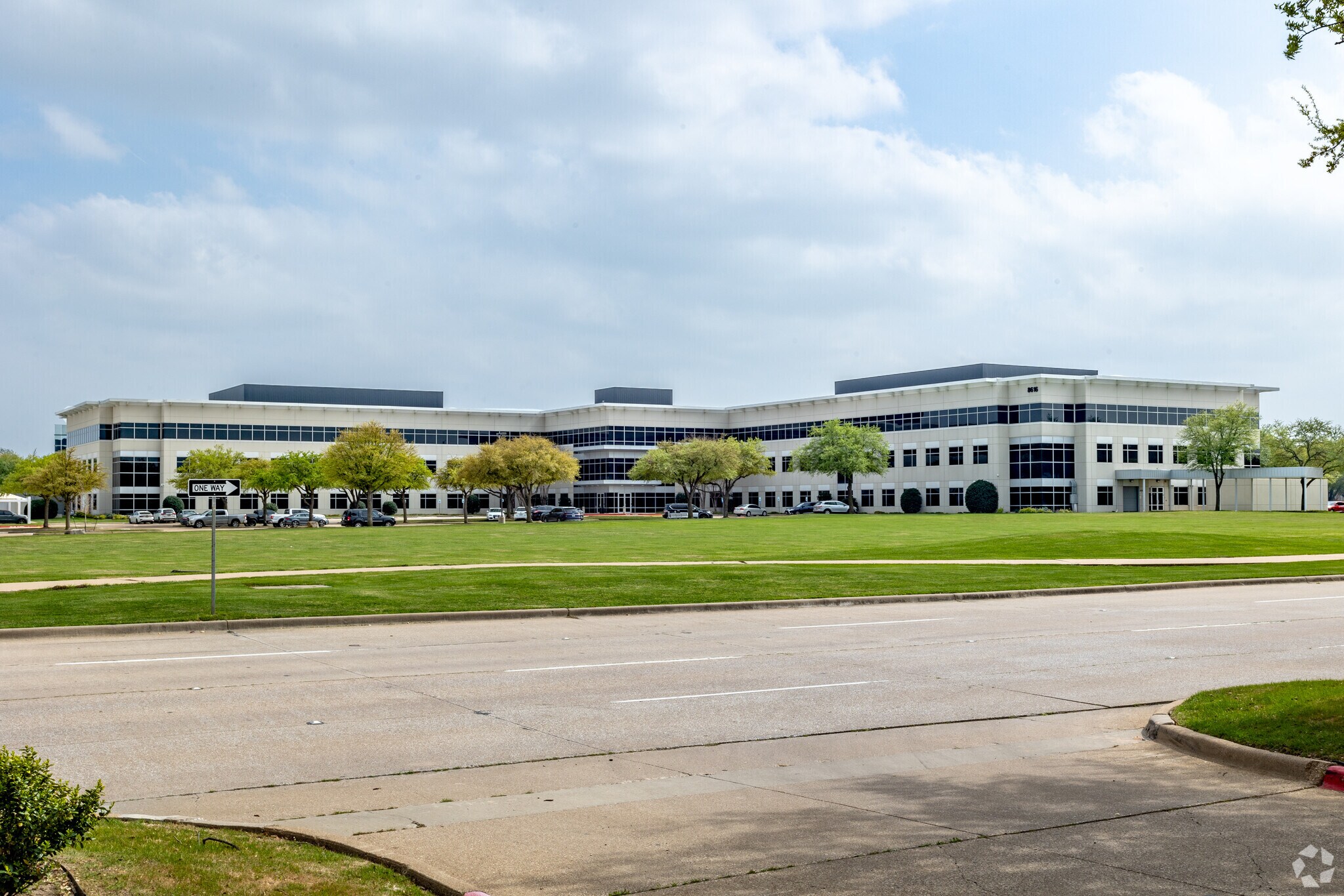 8616 Freeport Pky, Irving, TX à louer Photo du bâtiment- Image 1 de 24