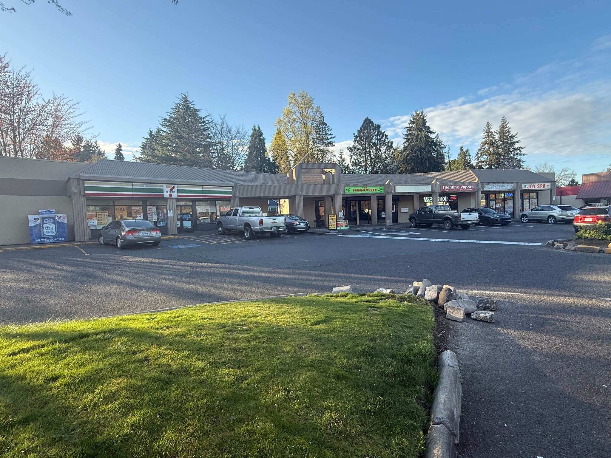 13185 SW Pacific Hwy, Tigard, OR for lease Primary Photo- Image 1 of 9