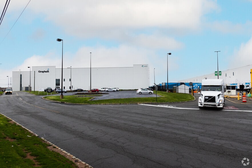 8001 Industrial Ave, Carteret, NJ for lease - Building Photo - Image 3 of 8