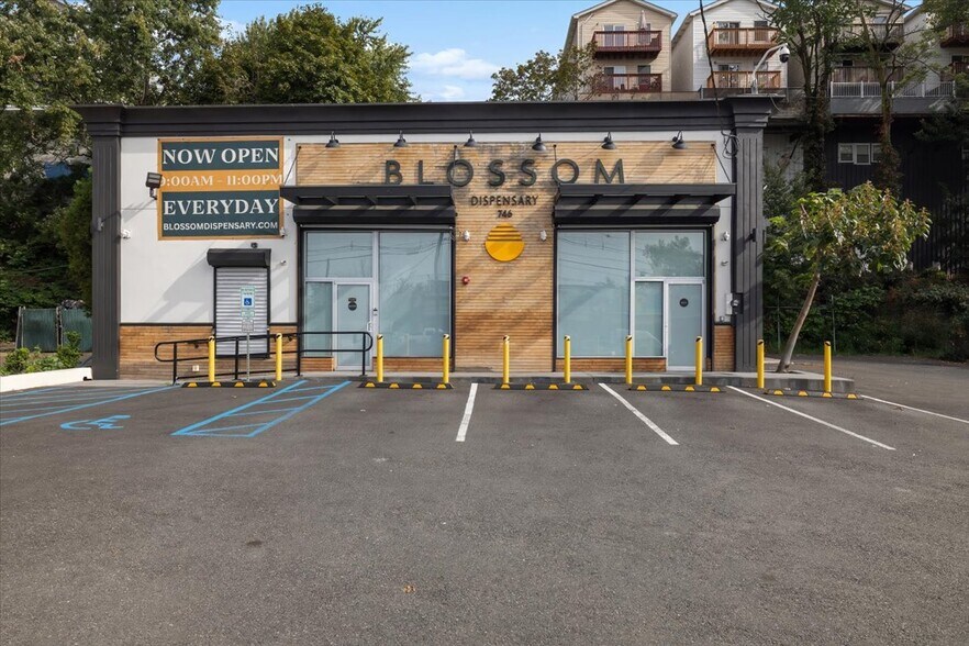 746-748 Tonnele Ave, Jersey City, NJ for lease - Building Photo - Image 3 of 24