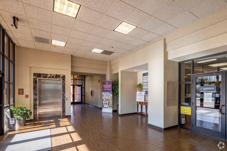 500 Jesse Jewell Pkwy SE, Gainesville, GA à louer - Hall d’entrée - Image 3 de 5