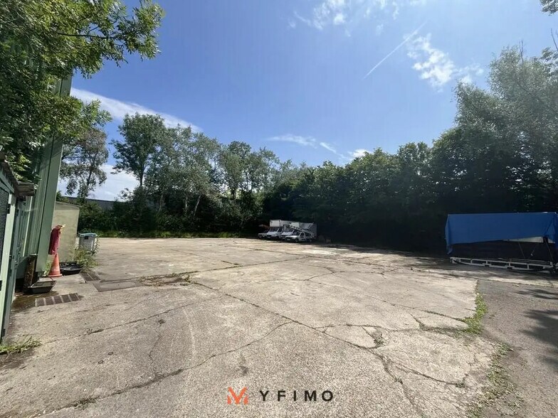 Flex in Élancourt for lease - Building Photo - Image 2 of 5