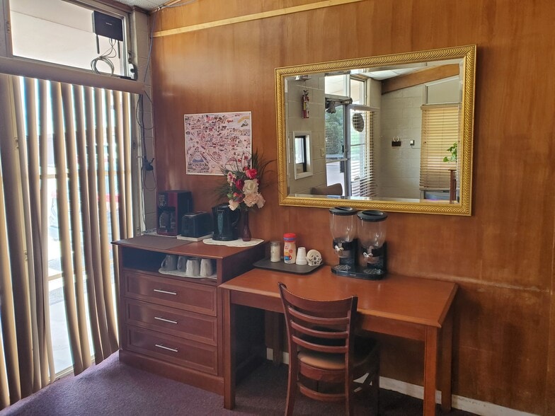 Holiday Host Motel & RV Park portfolio of 2 properties for sale on LoopNet.ca - Lobby - Image 3 of 18