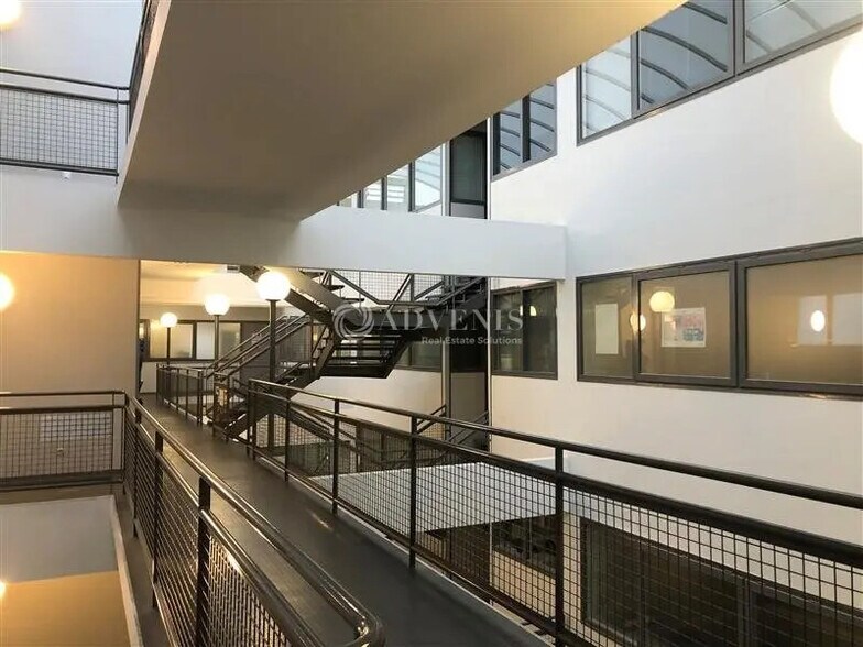 Bureau dans Plaisir à louer - Photo du bâtiment - Image 2 de 5